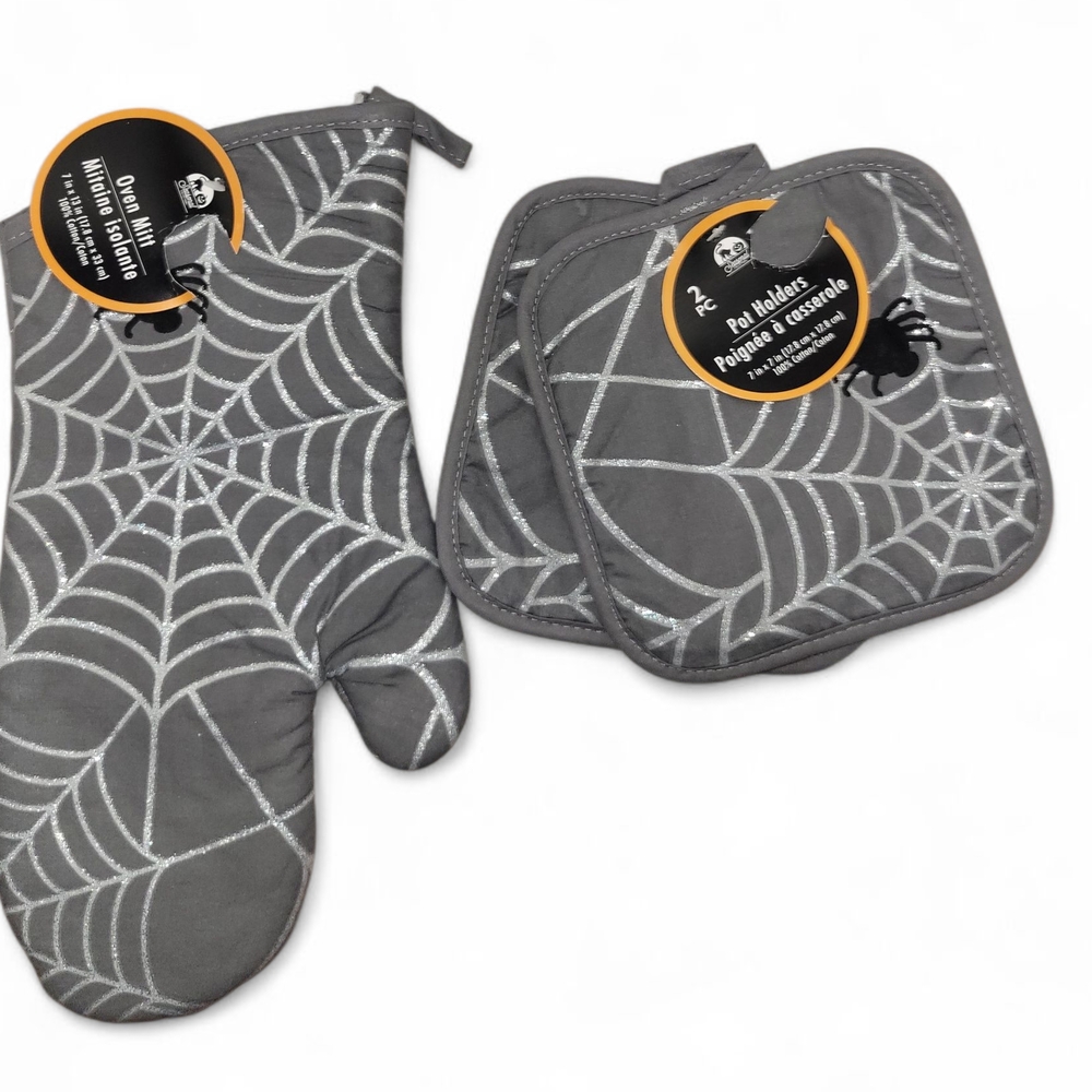 3 Piece Gray Spider Web Oven Mitt and Pot Holder Set